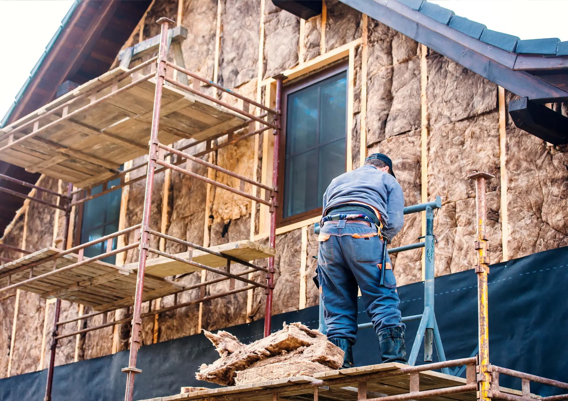 Ouvriers isolant une maison